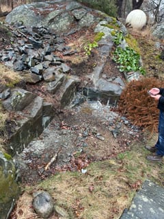 Bedrock and excavation where the root cellar position is measured.