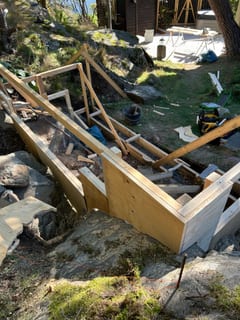 Plywood och reglar formar grunden mellan ojämna berghällar.