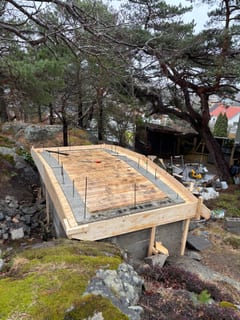 Stagad och kantformad takyta på den murade jordkällaren.