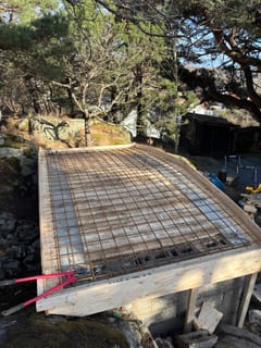 Dense reinforcement grid laid across the entire timber roof form.